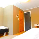 Skogsro Forest Hostel *